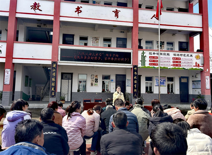 县妇联干部为家长们作家庭教育培训讲座1.jpg 县妇联干部为家长们作家庭教育培训讲座1.jpg
