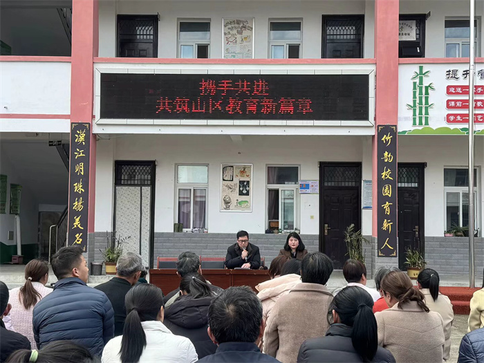 学校校长为家长们作培训讲座.jpg 学校校长为家长们作培训讲座.jpg