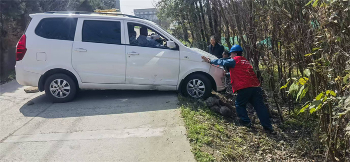 (图1)巡线途中救援受困车辆.jpg (图1)巡线途中救援受困车辆.jpg