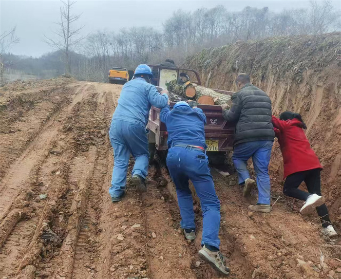 (图2)陡坡助力三轮车脱险.jpg (图2)陡坡助力三轮车脱险.jpg