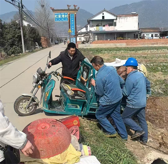 (图3)陡坡助力三轮车脱险.jpg (图3)陡坡助力三轮车脱险.jpg
