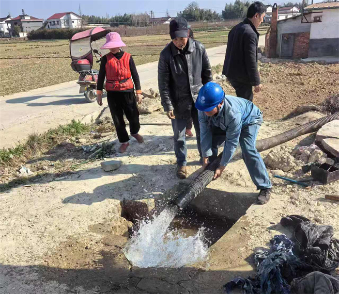 (图4)圣水供电所为机井检查用电设备.jpg (图4)圣水供电所为机井检查用电设备.jpg