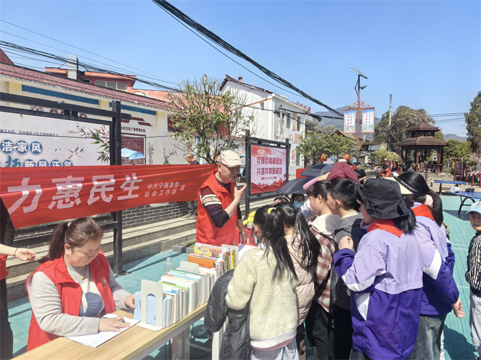 肖家坝村免费发放书籍,有奖问答活动.jpg 肖家坝村免费发放书籍,有奖问答活动.jpg