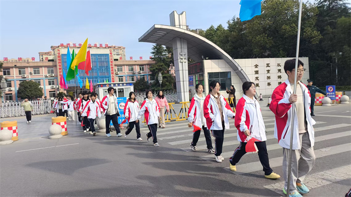 6.学生们为马术巡游做准备.jpg 6.学生们为马术巡游做准备.jpg