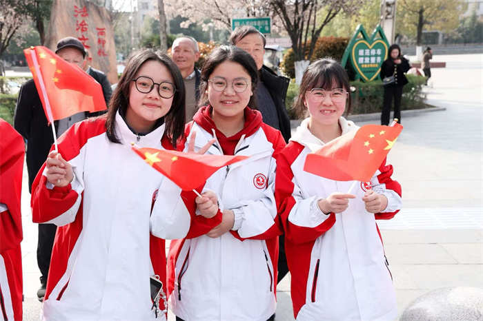 5.学生们为马术巡游加油助力.jpg 5.学生们为马术巡游加油助力.jpg