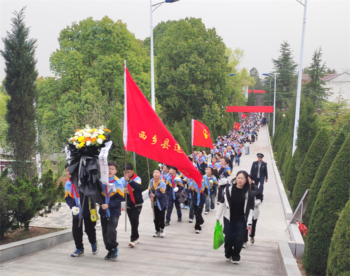 祭扫活动.jpg 祭扫活动.jpg