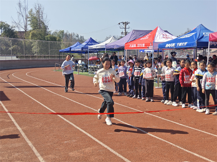参赛学生冲向终点.jpg 参赛学生冲向终点.jpg