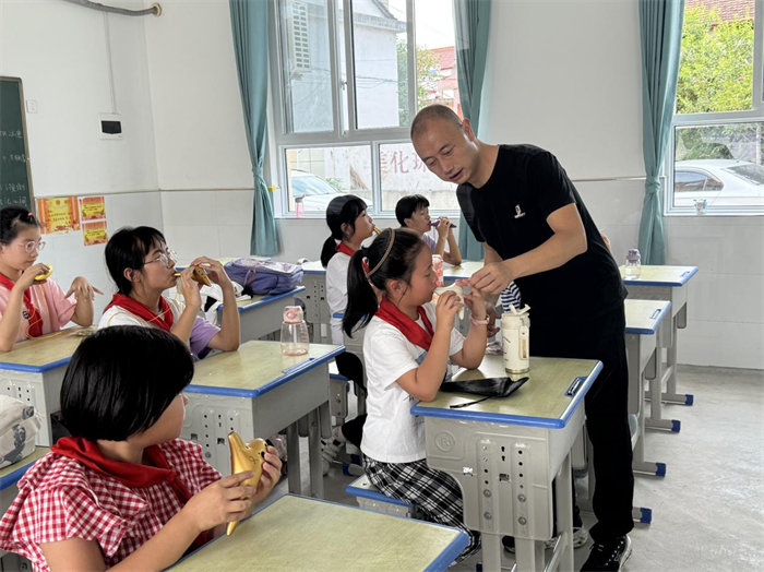 宗营九年制学校李哲老师在范寨小学陶笛社团开展活动.png 宗营九年制学校李哲老师在范寨小学陶笛社团开展活动.png