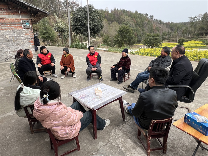图片说明:3月29日,黄安镇庙垭村以院坝说事会的形式向群众开展文明祭祀等方面的宣传宣讲。.jpg 图片说明:3月29日,黄安镇庙垭村以院坝说事会的形式向群众开展文明祭祀等方面的宣传宣讲。.jpg