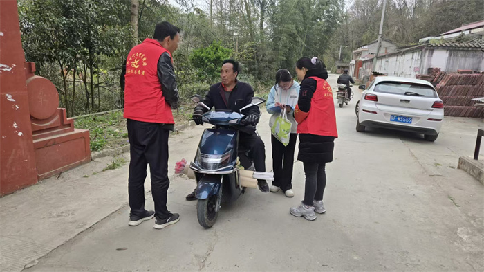 图片说明:3月28日,纸坊办流浴村的志愿者正在对前去祭祀的群众进行文明劝导。.jpg 图片说明:3月28日,纸坊办流浴村的志愿者正在对前去祭祀的群众进行文明劝导。.jpg
