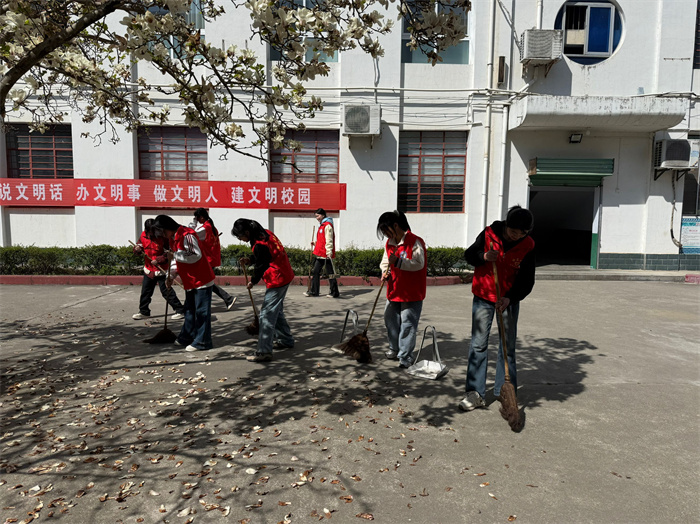 志愿者们清扫道路上的花瓣.jpg 志愿者们清扫道路上的花瓣.jpg