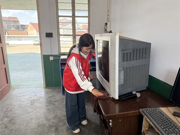 志愿者仔细擦试广播室内设施设备.png 志愿者仔细擦试广播室内设施设备.png