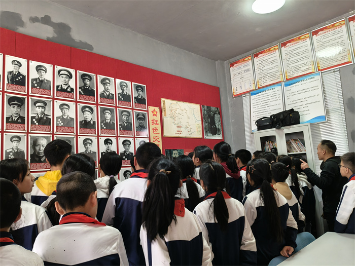 展馆工作人员为学生讲解红色交通线等故事.jpg 展馆工作人员为学生讲解红色交通线等故事.jpg
