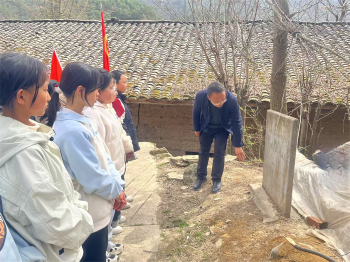 讲解红军在巴山的故事.jpg 讲解红军在巴山的故事.jpg