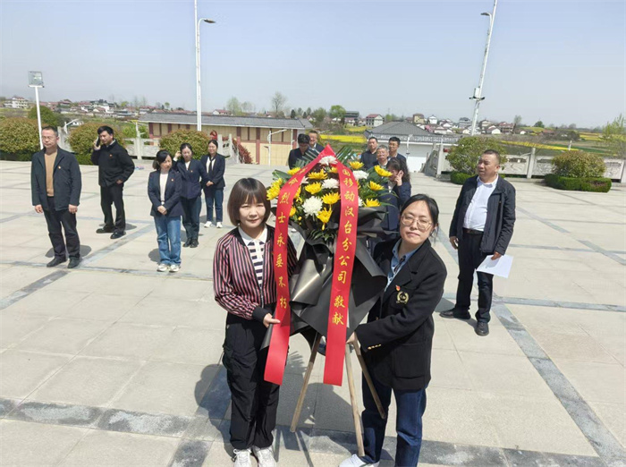 为烈士敬献花篮.jpg 为烈士敬献花篮.jpg