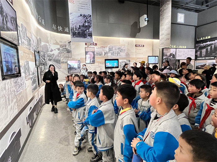参观宝成铁路纪念馆2.jpg 参观宝成铁路纪念馆2.jpg