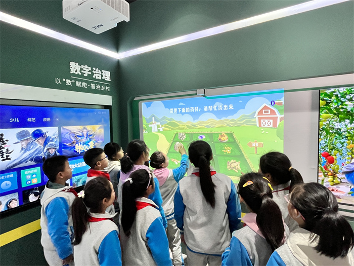 参观数学乡村体验馆1.jpg 参观数学乡村体验馆1.jpg