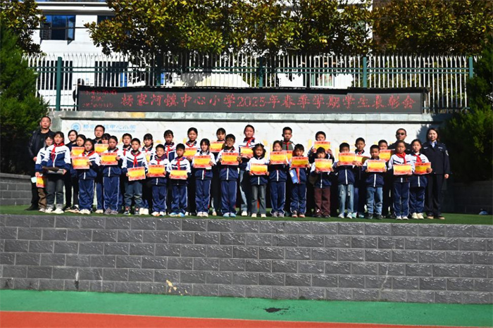 家长会上表彰优秀学生.jpg 家长会上表彰优秀学生.jpg