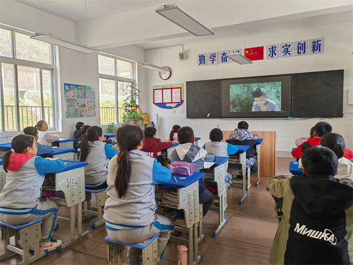 观看红色电影1.jpg 观看红色电影1.jpg