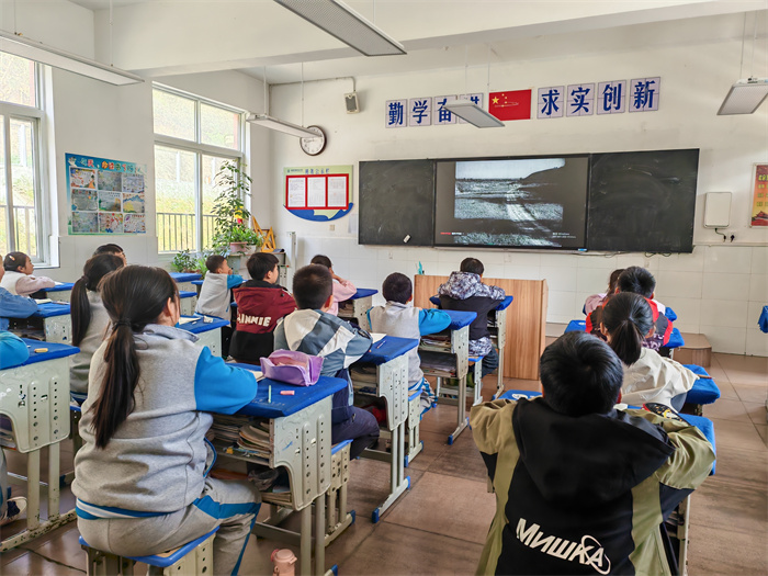 观看红色电影2.jpg 观看红色电影2.jpg