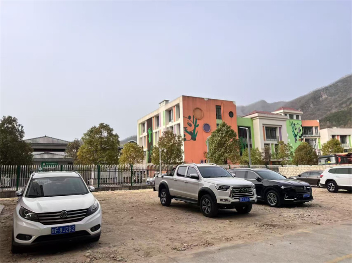 闲置用地改造为停车场.jpg 闲置用地改造为停车场.jpg