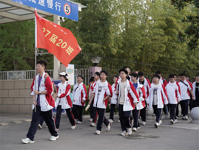 2.学生出发前往樱桃沟.jpg 2.学生出发前往樱桃沟.jpg