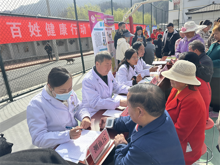针对高龄、独居老人开展问诊咨询和健康指导服务。(拍摄:陈若思).jpg 针对高龄、独居老人开展问诊咨询和健康指导服务。(拍摄:陈若思).jpg