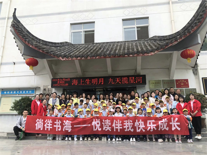 图书馆合影.jpg 图书馆合影.jpg