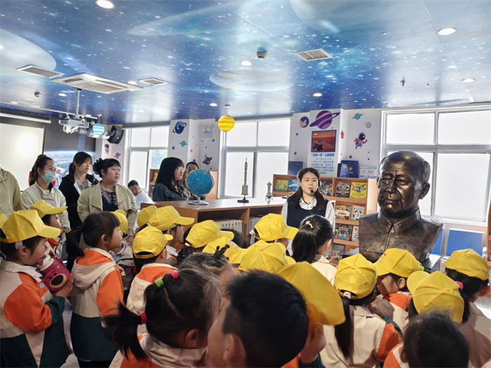 参观钱学森书屋2.jpg 参观钱学森书屋2.jpg