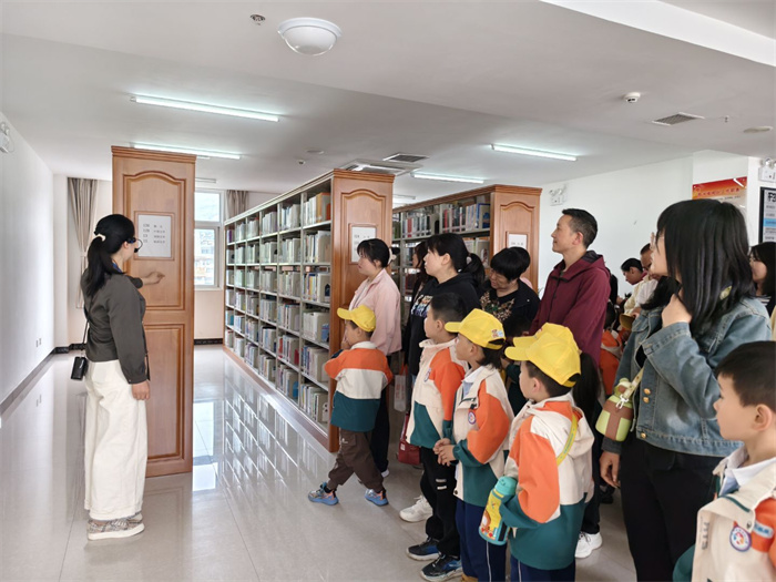 工作人员讲解图书的借阅、归还等知识.jpg 工作人员讲解图书的借阅、归还等知识.jpg