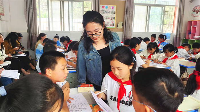 何晓霞老师执教研讨课.jpg 何晓霞老师执教研讨课.jpg