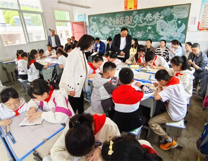 胡应平老师执教研讨课.jpg 胡应平老师执教研讨课.jpg