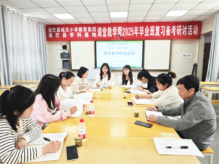 英语学科交流研讨现场.jpg 英语学科交流研讨现场.jpg