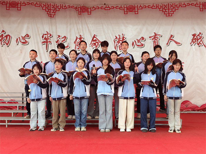 八(1)班《回延安》 (2).jpg 八(1)班《回延安》 (2).jpg